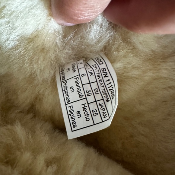 Uggg Bailey zip up boots - Picture 5 of 8